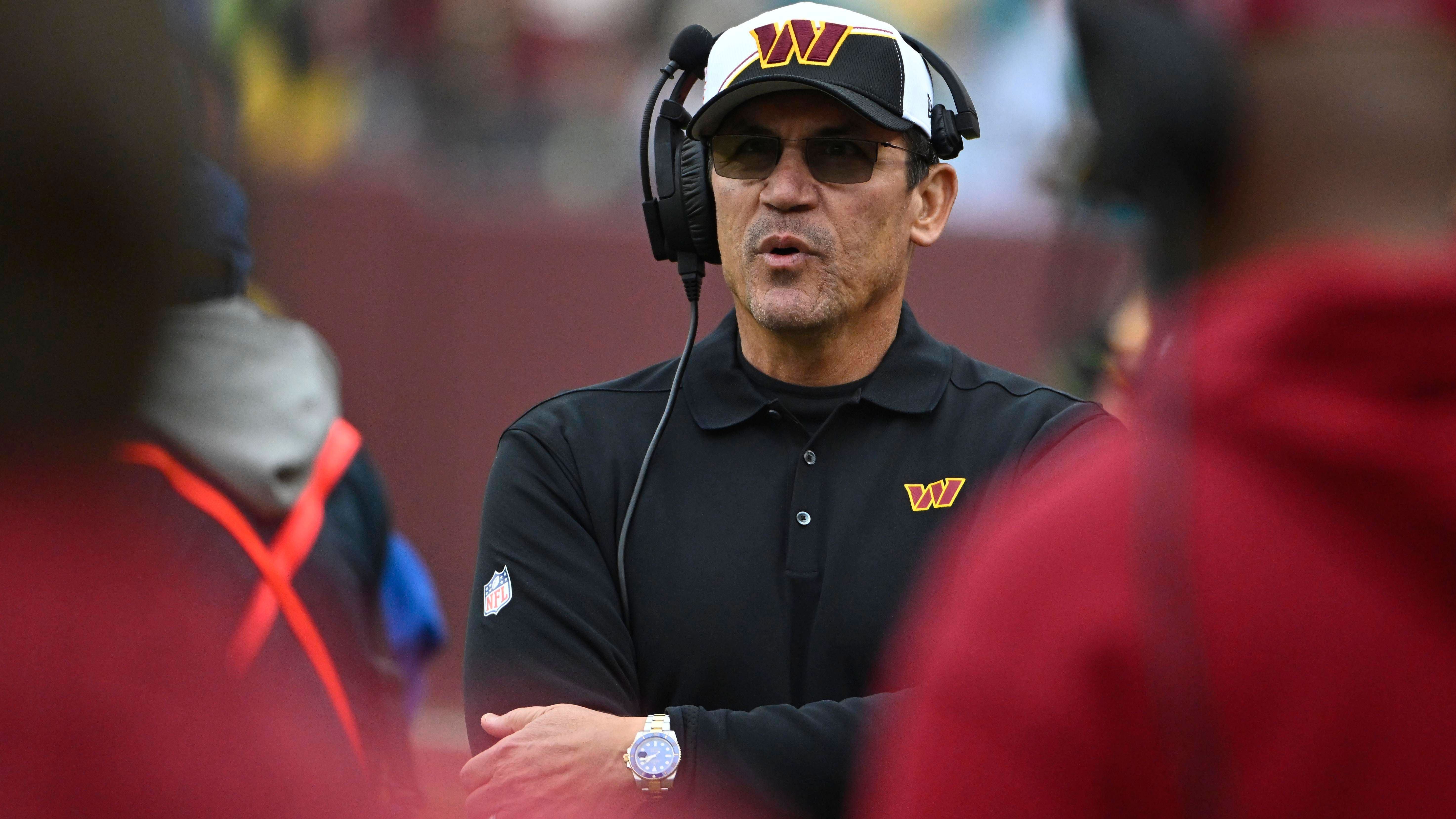 <strong>Verlierer: Ron Rivera (Washington Commanders)</strong><br>Der Stuhl, auf dem Ron Rivera sitzt, ist schon lange nicht mehr angewärmt. Der Sitz brennt lichterloh. Beim 15:45 gegen die Miami Dolphins holten sich die Commanders die nächste Abreibung ab.
