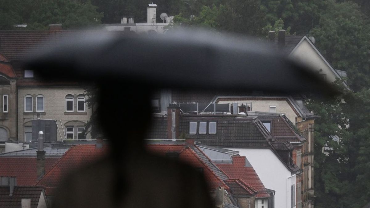 Vielerorts kam diesen Juli der Regenschirm öfter zum Einsatz, als der Sonnenschirm. 