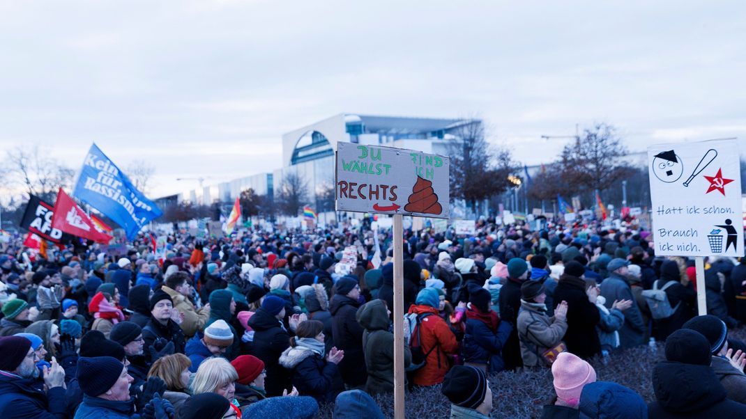 21.1.2024, Berlin: Demonstranten nehmen an einer Protestveranstaltung unter dem Motto "Demokratie verteidigen" vor dem Reichstagsgebäude teil. Auch in Düsseldorf soll es am Samstag eine Demonstration gegen Fremdenfeindlichkeit, Rassismus und die AfD geben.