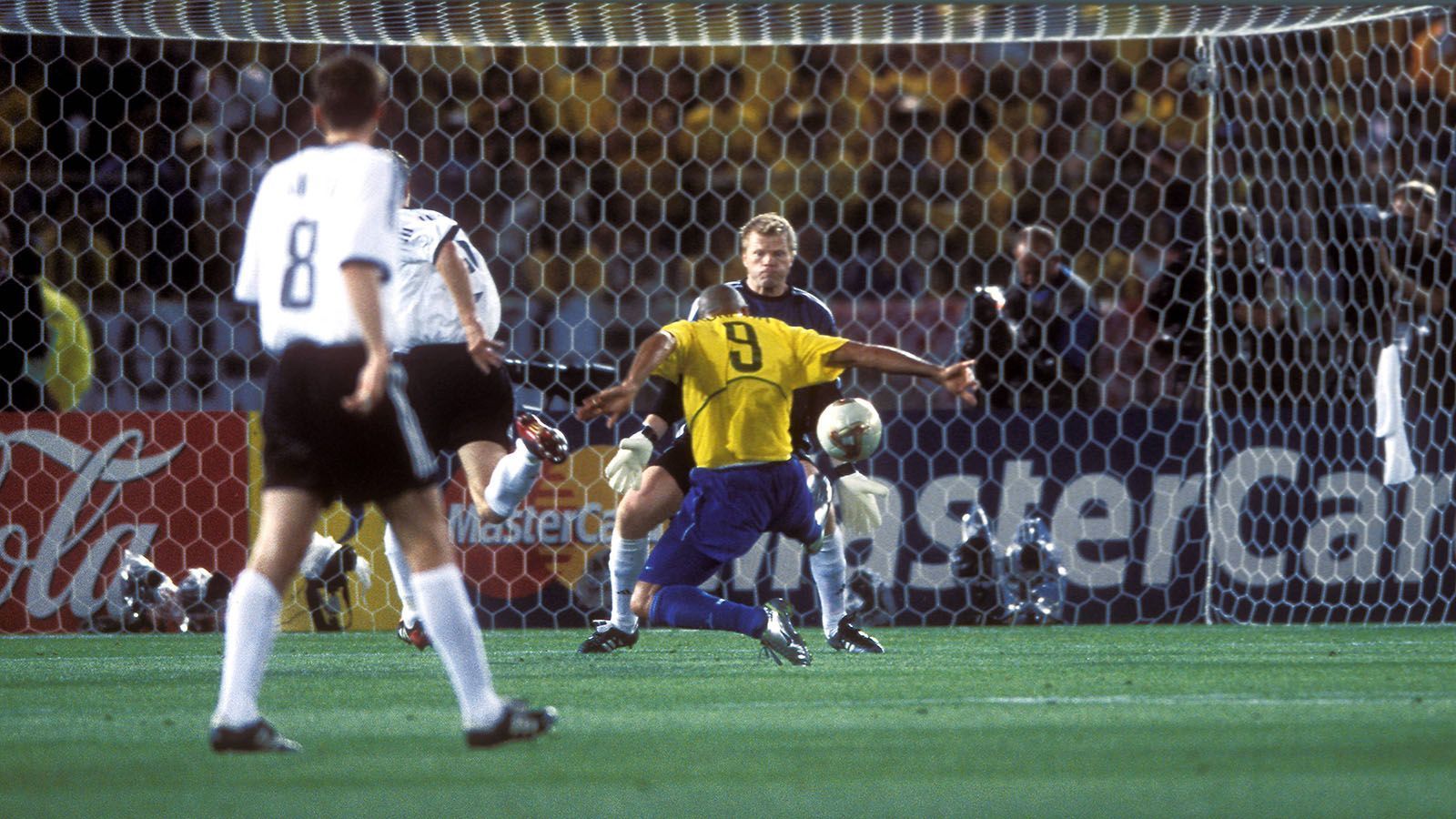 
                <strong>Oliver Kahn (Deutschland) </strong><br>
                20. Juni 2002: WM-Finale Deutschland - Brasilien (0:2)Ausgerechnet im WM-Finale 2002 patzte der "Titan" Oliver Kahn. Im Endspiel des Turniers in Japan und Süd-Korea hielt Kahn, der nach der WM als bester Turnierspieler ausgezeichnet wurde, bis zur 67. Minute seinen Kasten sauber. Doch dann passierte etwas, was man vom deutschen Keeper niemals erwartete hätte. Kahn konnte einen Schuss von Rivaldo nicht festhalten….
              