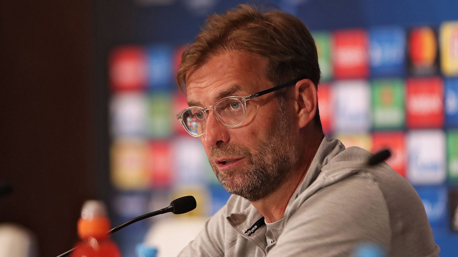 
                <strong>FC Liverpool: Der Transfer-Krösus</strong><br>
                Als Jürgen Klopp im Jahre 2015 als neuer Trainer des FC Liverpool vorgestellt wurde, versprach er, innerhalb von vier Jahren Titel zu gewinnen. Dann müsste es diese Saison klappen. Ob er deshalb so kräftig auf dem Transfermarkt investiert hat? 182,2 Millionen Euro hat der Verein für neue Spieler ausgegeben – mehr als jeder andere in der Premier League. Torwart Alisson kam für 62,5 Millionen und dürfte den deutschen Champions-League-Unglücksraben Loris Karius verdrängen. Für weitere 60 Millionen kam Naby Keïta von RB Leipzig, für knapp 15 Millionen der frühere Bayern-Spieler Xherdan Shaqiri.
              