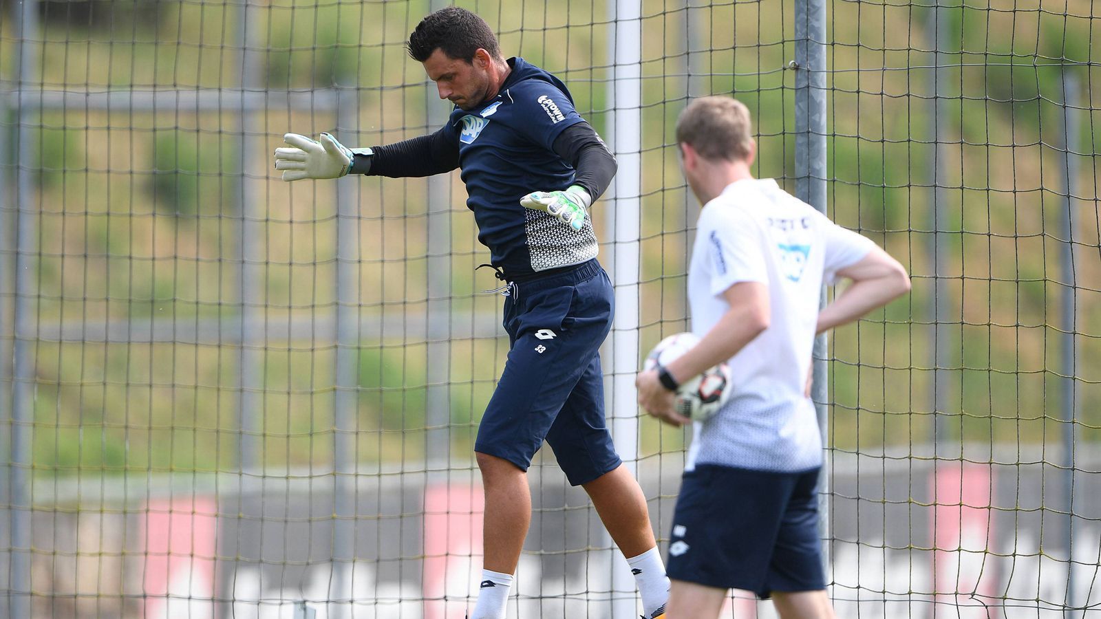 
                <strong>Rechner-Nachfolger bei der TSG: Stolz macht wohl das Rennen</strong><br>
                Hoffenheim hat auch schon einen Nachfolger für Michael Rechner gefunden. Der Bundesligist setzt dabei zunächst auf eine interne Lösung. Alexander Stolz (li.) wird die Aufgaben von Rechner übernehmen. Der 39-Jährige gehörte jahrelang zum Profikader der TSG und arbeitete bereits als Aktiver unter Rechner. Nach seinem Karriereende im Sommer 2020 war Stolz bislang Torwarttrainer der zweiten Mannschaft der Hoffenheimer, die in der Regionalliga spielt. 
              