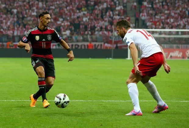 
                <strong>Karim Bellarabi</strong><br>
                Der Debütant macht von Beginn an ordentlich Betrieb. Bellarabi kommt zunächst über die rechte Seite und erspielt sich einige Halbchancen. Hat die besten Chancen der DFB-Elf auf dem Fuß, belohnt sich aber leider nicht. ran-Note 2
              