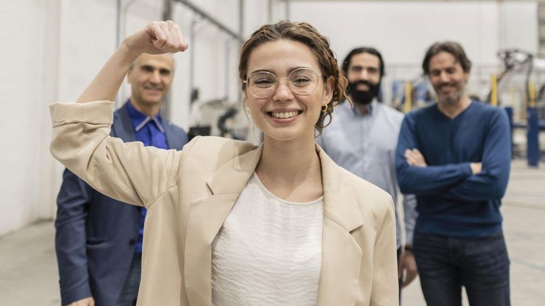 Gleiches Gehalt für gleiche Arbeit ist noch immer mehr Wunsch als Realität. Zusammengefasst liegt das Entgelt von Frauen in Deutschland durchschnittlich um fast ein Fünftel unter dem von Männern. Eine neue Richtlinie in der Europäischen Union soll endlich für Equal Pay sorgen.