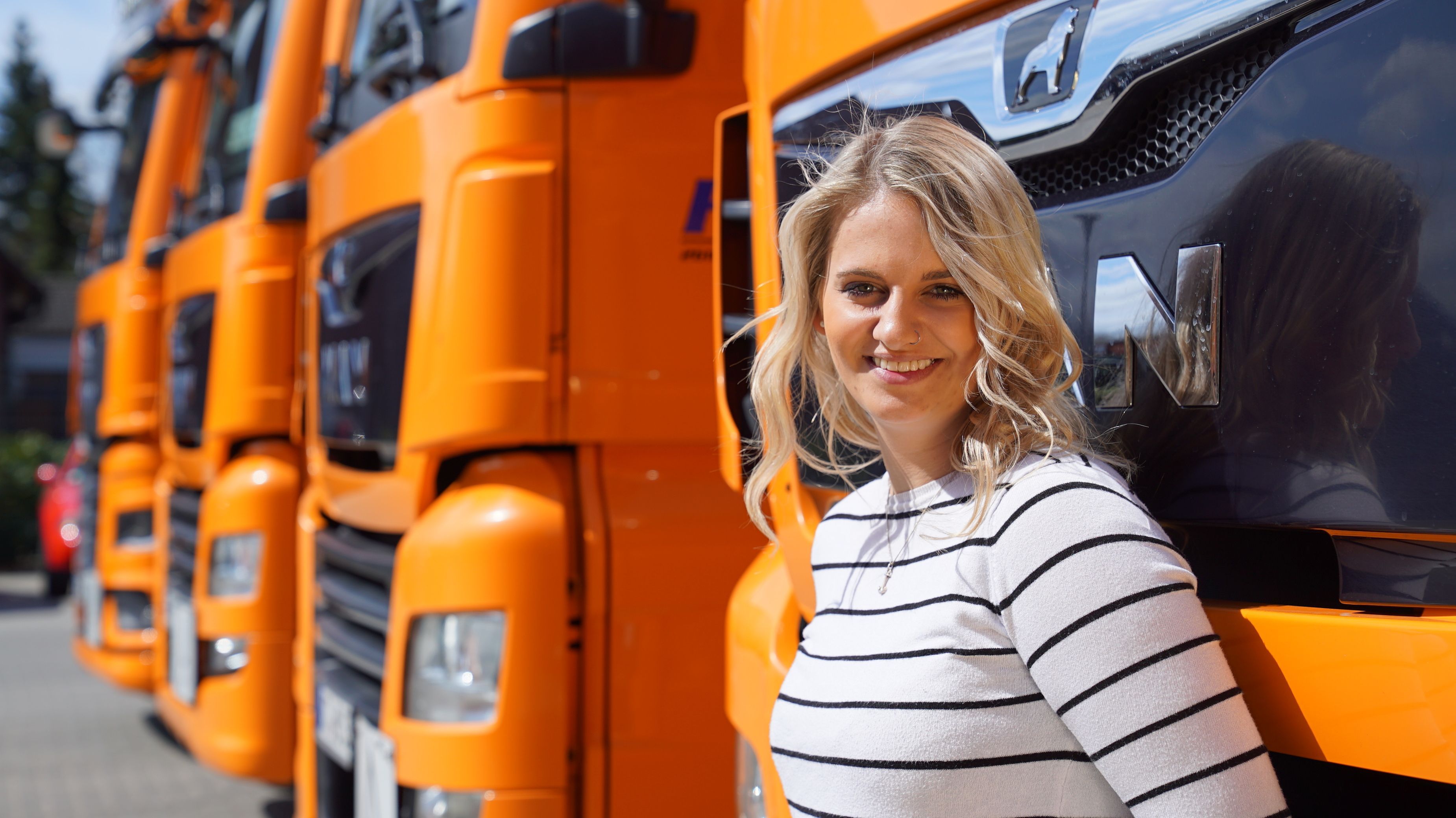 "Trucker Babe" Lisa und ihr Man TGX-Schubboden Truck.