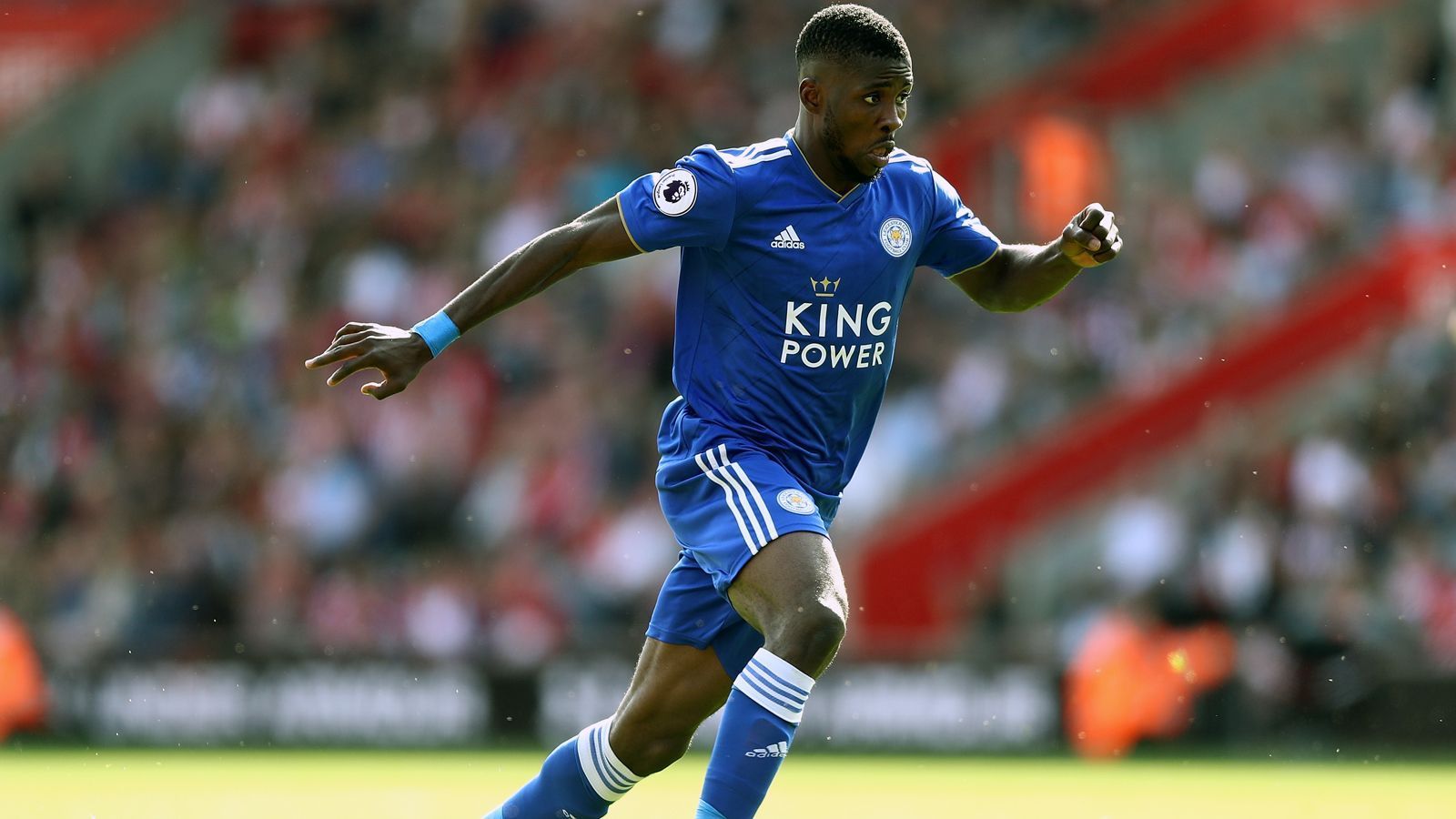 
                <strong>Kelechi Iheanacho (verkauft an Leicester City)</strong><br>
                Zwischen 2015 und 2017 versuchte das nigerianische Stürmertalent Kelechi Iheanacho bei Manchester City trotz großer Konkurrenz Fuß zu fassen - vergeblich. 21 Tore bei 64 Einsätzen reichten dem heute 22-Jährigen nicht, um den Durchbruch zu schaffen. Deshalb wechselte der Nationalspieler im Sommer 2017 für geschätzte 28 Millionen Euro Ablöse innerhalb Englands zu Leicester City. Bei den Foxes spielte Iheanacho in den zurückliegenden anderthalb Jahren zwar regelmäßig (51 Einsätze), hat jedoch noch nicht die Torgefahr aus seiner Zeit in Manchester belegen können. Bislang stehen für das einstige City-Talent zehn Treffer für Leicester zu Buche.
              