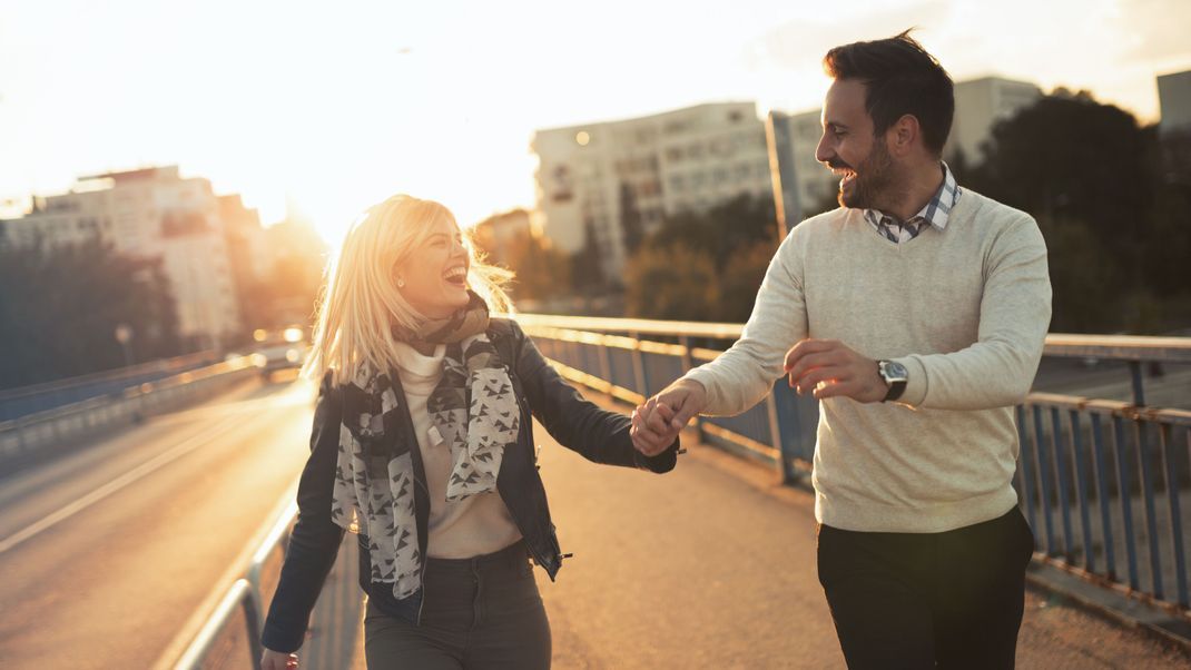 Reisen mit dem Partner macht glücklich, insbesondere wenn das Ziel traumhaft schön ist