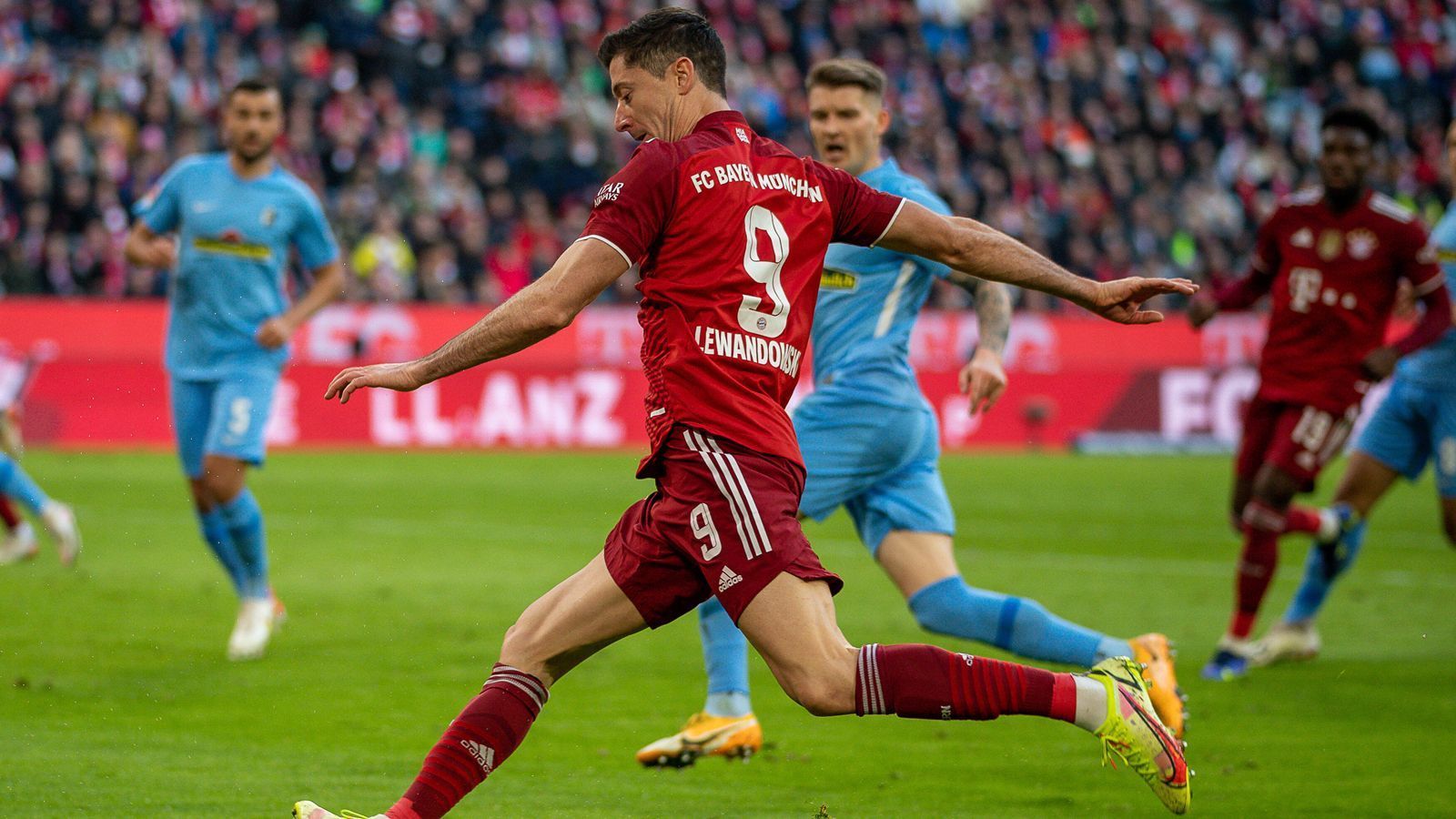 
                <strong>Robert Lewandowski</strong><br>
                Hat seine Probleme mit dem giftigen Schlotterbeck, der ihm nur selten Raum lässt. Lässt in der ersten Halbzeit noch die Präzision im Abschluss vermissen, wenn er mal in aussichtsreiche Situationen kommt. Erzielt eine Viertelstunde vor dem Ende das 2:0 und steht bei seinem Tor genau dort, wo ein Mittelstürmer stehen muss. ran-Note: 3
              