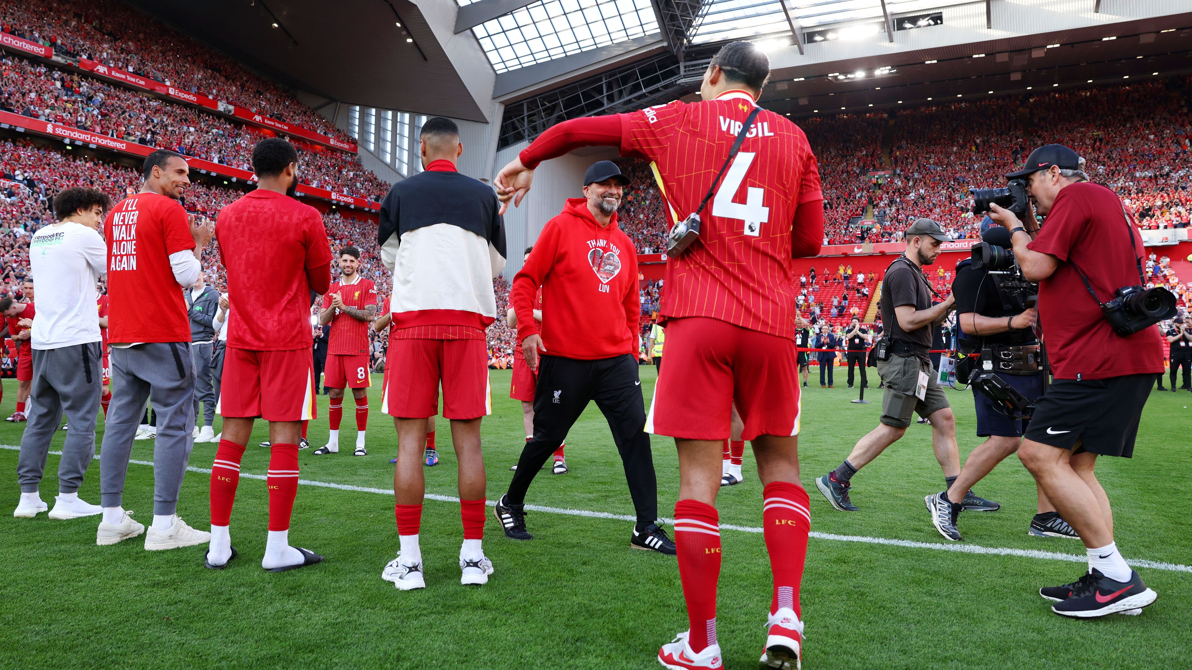 <strong>Spalier für Klopp</strong><br>Zu Ehren ihres scheidenden Trainers bildeten die Spieler des FC Liverpool nach Spielende ein Spalier, verabschiedeten den 56-Jährigen so zusammen mit den Anhängern an der Anfield Road.