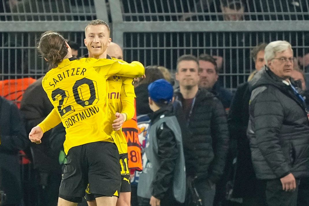 Marco Reus jubelt mit Marcel Sabitzer über seinen Treffer zum 2:0.