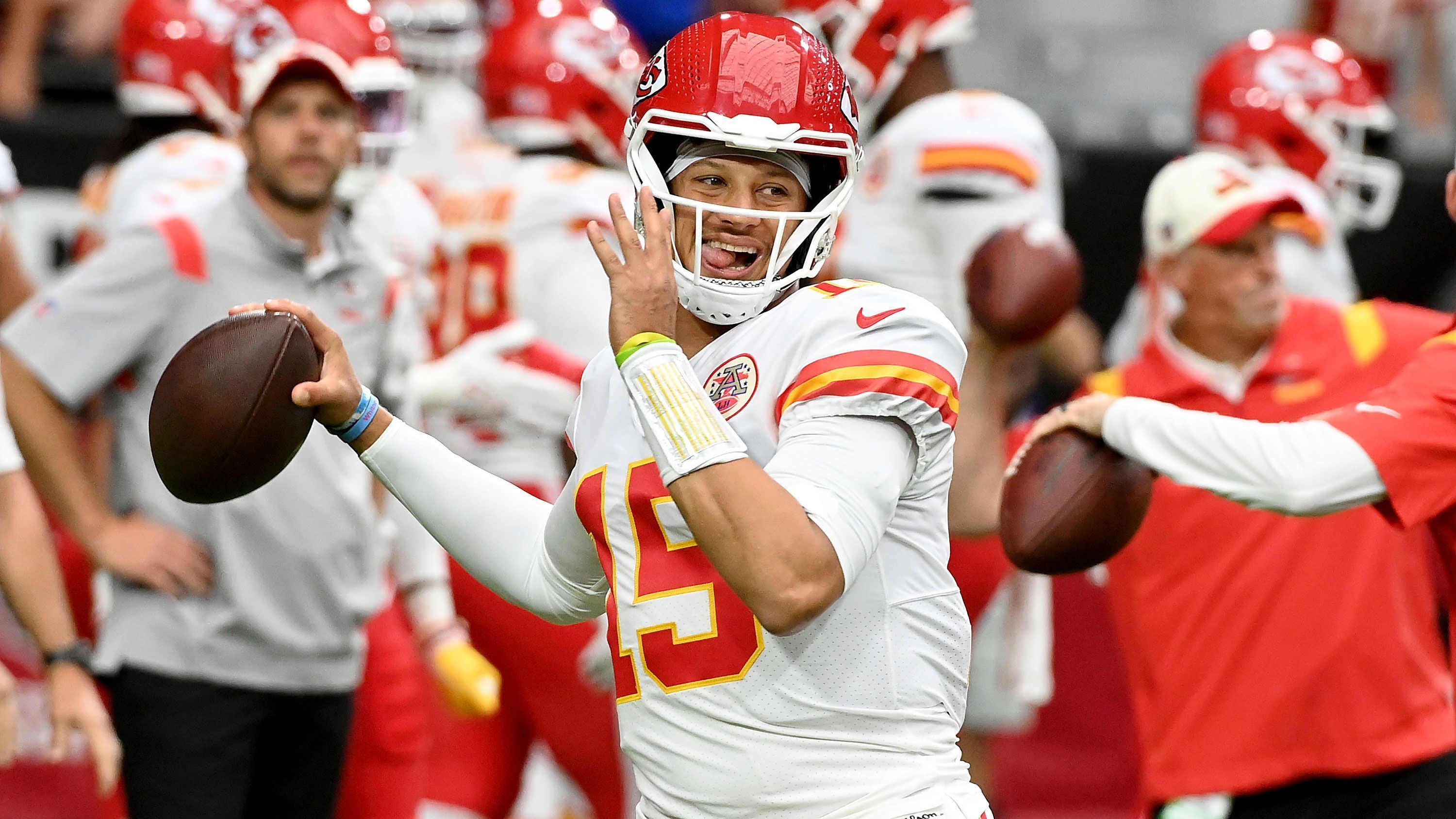 
                <strong>Week 1: Patrick Mahomes (Kansas City Chiefs)</strong><br>
                Mit seiner Gala-Show gegen die Arizona Cardinals beim Saisonauftakt der Chiefs hat Patrick Mahomes gleich mehrere Bestmarken auf- bzw. eingestellt. Mahomes ist der König der Season-Opener. Er hat bei Week-1-Spielen die höchste Passgenauigkeit (72,5 Prozent), die meisten geworfenen Yards pro Spiel (308,4), meiste geworfene Yards pro Passversuch (9,2), beste Touchdown-Interception-Bilanz (18-0) und das beste Pass-Rating (136,9) unter allen Quarterbacks mit mindestens 150 Passversuchen in der Geschichte der NFL. Außerdem ist er erst der sechste Spieler mit mindestens fünf Touchdown-Pässen in mehr als sechs Spielen. Die anderen fünf Spieler (Drew Brees, Peyton Manning, Tom Brady, Ben Roethlisberger und Dan Marino) brauchten dafür mindestens 107 Spiele (Manning) - Mahomes gerade einmal 64.
              