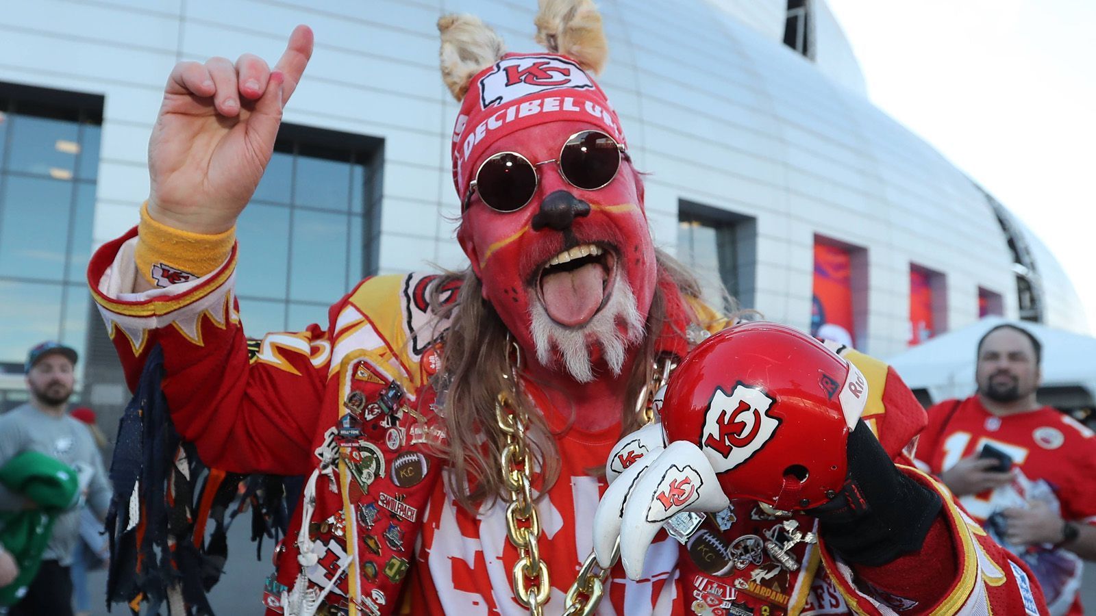 
                <strong>Super Bowl 2023: Die verrückten Fans der Philadelphia Eagles und Kansas City Chiefs </strong><br>
                Auch dieser Chiefs-Fan kann ich sehen lassen.
              