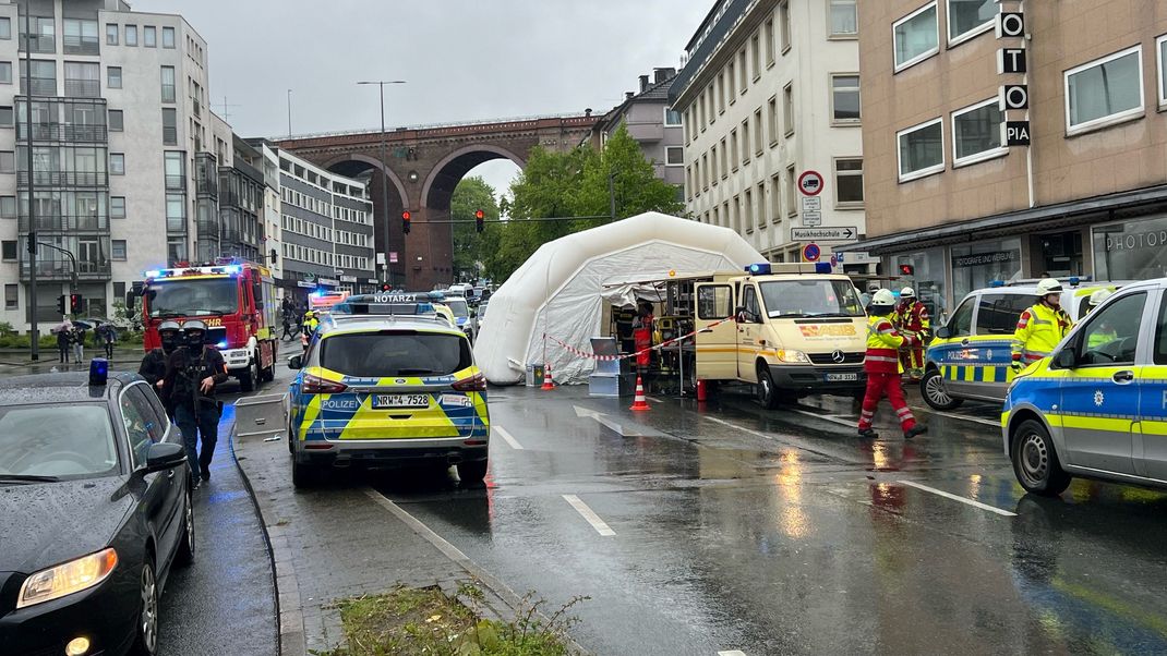 Der Einsatz am Wuppertaler Gymnasium ist inzwischen beendet, die Polizei konnte niemanden Verdächtigen antreffen.