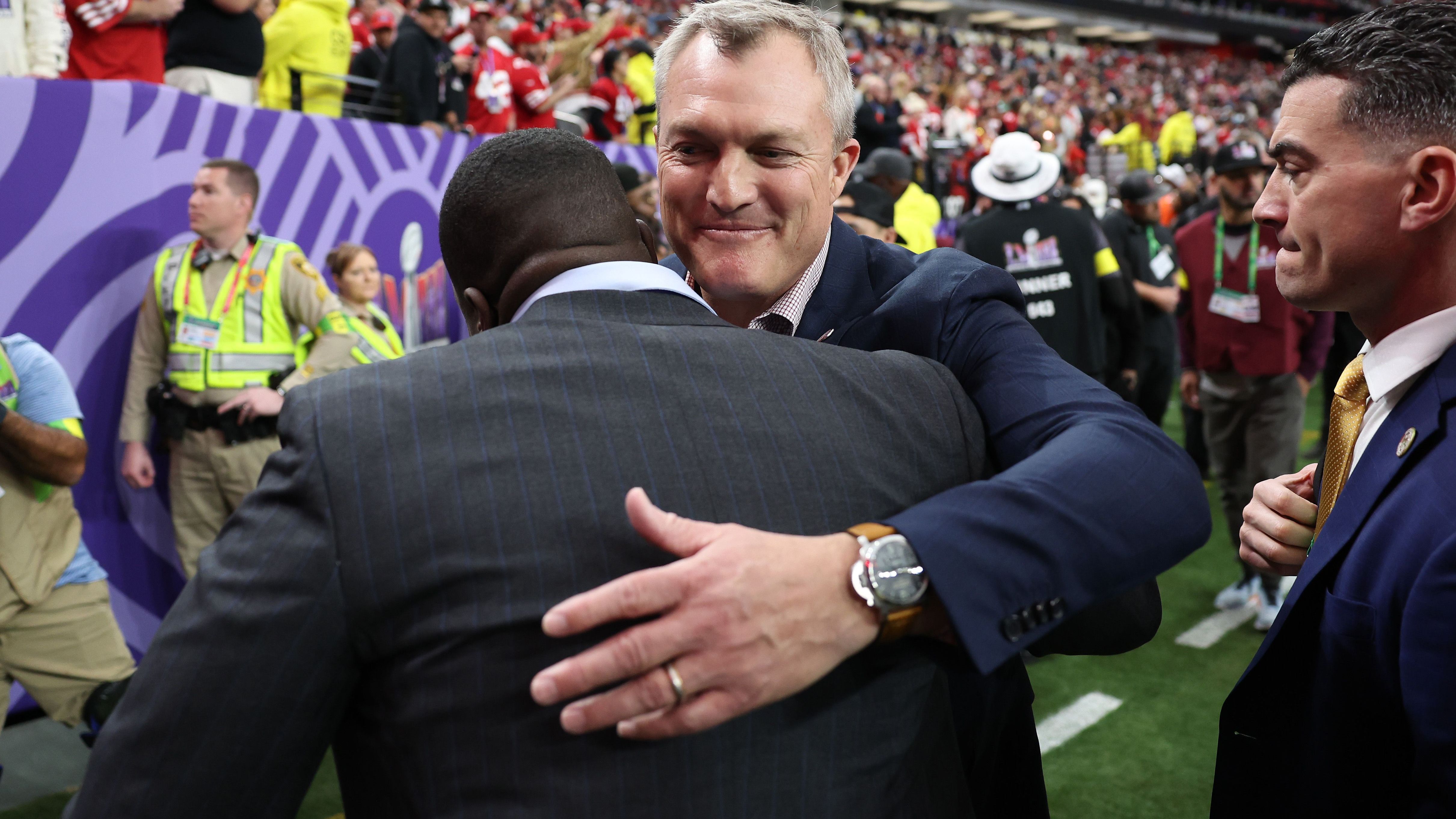 <strong>Der GM der 49ers ist zuversichtlich</strong><br>John Lynch begrüßt vor dem Spiel Bekannte und Freunde.