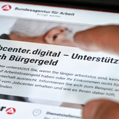 Bürgergeldantrag im Jobcenter auf einem Tablet