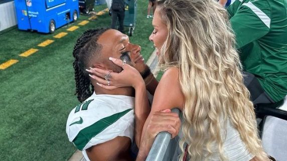 <strong>Jermaine Johnson und Hannah Brooke</strong><br>Ein Glamour-Paar gibt es auch bei den New York Jets. Linebacker Jermaine Johnson und TV-Sternchen Hannah Brooke sind liiert. Im Sommer versprach sie ihm unter diesem Instagram-Post "einen Kuss für einen Sack". Den hat er sich verdient.