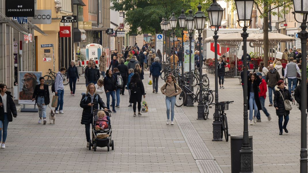 Passanten in der Münchner Fußgängerzone