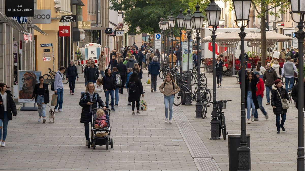 Passanten in der Münchner Fußgängerzone