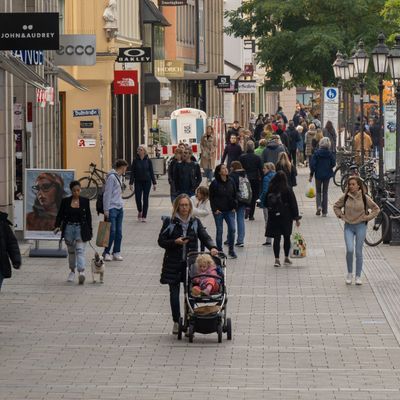 Passanten in der Münchner Fußgängerzone