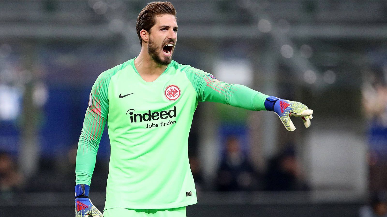 
                <strong>Kevin Trapp</strong><br>
                Im Hinspiel noch Hauptdarsteller, weil er einen Elfmeter parierte. Im Giuseppe-Meazza-Stadion zunächst nur Komparse. Verteilte die Bälle per Hand und Fuß zu seinen Mitspielern, und schaute sich ein paar Schüsse von Inter an, die über und neben seinen Kasten flogen. Bei Ecken manchmal etwas unsicher, aber alles in allem souverän. Hielt in der zweiten Hälfte dann, was er halten musste. Was auch nicht zu schwierig war. ran-Note: 2
              