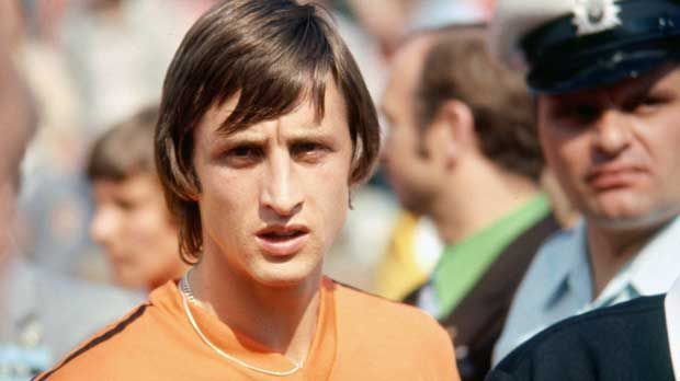 
                <strong>Johan Cruyff</strong><br>
                Johan Cruyff, rechtes Mittelfeld: Hier ist schon der nächste Weltstar mit Vergangenheit bei den Katalanen. Er spielt im rechten Mittelfeld bei Coach Ronaldo. 
              
