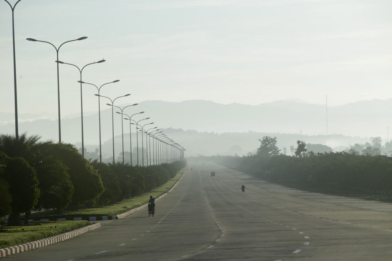 In Myanmar wurde der Regierungssitz von Yangon, der größten Stadt im Staat, nach Nay Pyi Taw verlegt, eine erst 2005 entstandene Stadt. Hier gibt es Straßen mit 20 Fahrbahnen – aber kaum Verkehr. 