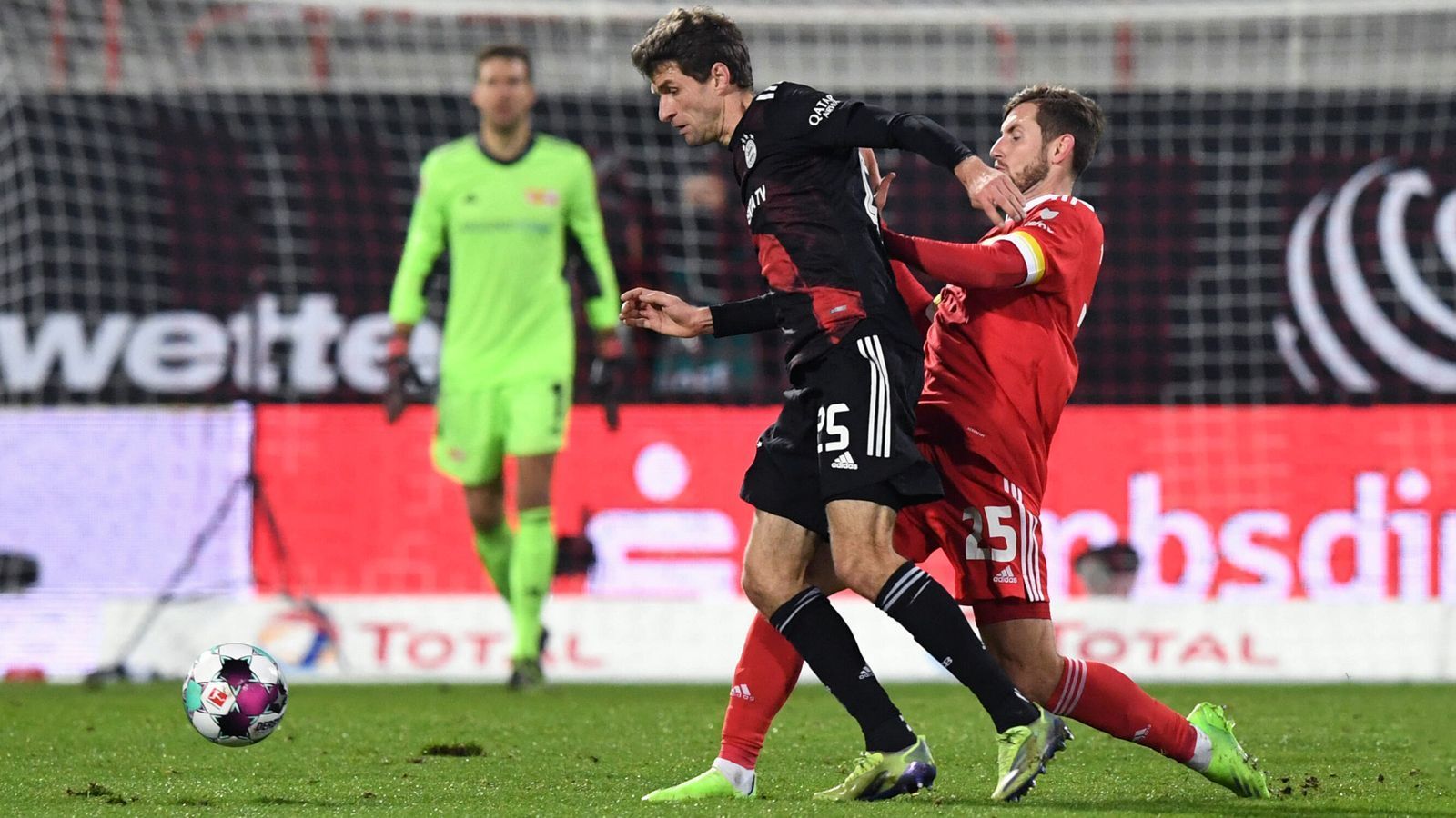 
                <strong>Thomas Müller</strong><br>
                Seine lauten Kommandos schallen nur selten über den Platz, denn auch Müller hat Probleme in die Partie reinzukommen. Offensiv ist er kaum sichtbar. Mit Gnabry an seiner Seite wird auch Müller etwas auffälliger. ran-Note: 4
              