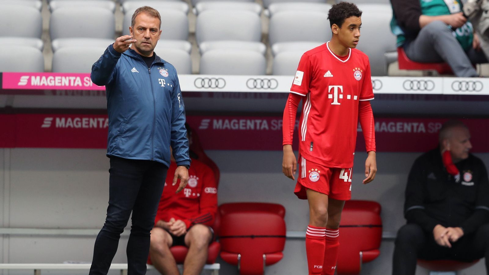 
                <strong>Bayerns jüngster Bundesliga-Torschütze: Das ist Jamal Musiala</strong><br>
                ... der Teenie-Star gab am 33. Spieltag der zurückliegenden Bundesliga-Saison beim 3:1-Sieg gegen Freiburg sein Bundesliga-Debüt und darf sich nun auch deutscher Meister nennen. Für zwei Minuten ließ ihn Coach Hansi Flick (li.) gegen den Sport-Club ran, wodurch Musiala mit 17 Jahren, drei Monaten und 25 Tagen der jüngste Spieler der Münchner Bundesliga-Historie ist.
              