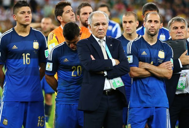 
                <strong>Alejandro Sabella</strong><br>
                Der wahrscheinlich bitterste Moment seiner Trainerlaufbahn: Das verlorene WM-Finale mit der argentinischen Nationalelf im Juli gegen Deutschland. Der Titel "Welttrainer des Jahres" wäre vermutlich nur ein schwacher Trost…
              