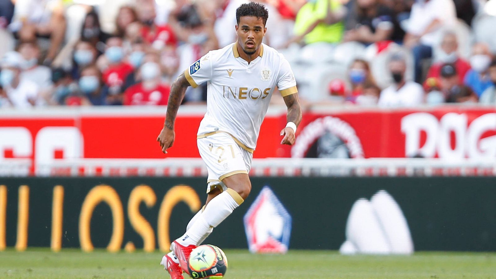 
                <strong>Justin Kluivert</strong><br>
                Sein Sohn Justin Kluivert lief wie sein Vater schon als Teenager für Ajax Amsterdam und die niederländische Nationalmannschaft auf. Über die AS Rom kam er im Herbst 2020 als Leihgabe zu RB Leipzig, wo Kluivert aber nicht über die Rolle als Einwechselspieler hinauskam. Mittlerweile wechselte der Offensivspieler nach Frankreich zu OGC Nizza.
              