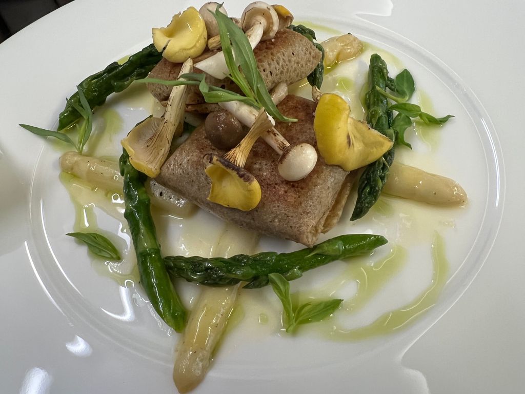 Buchweizenpfannkuchen mit Zitronenseitling und Spargel