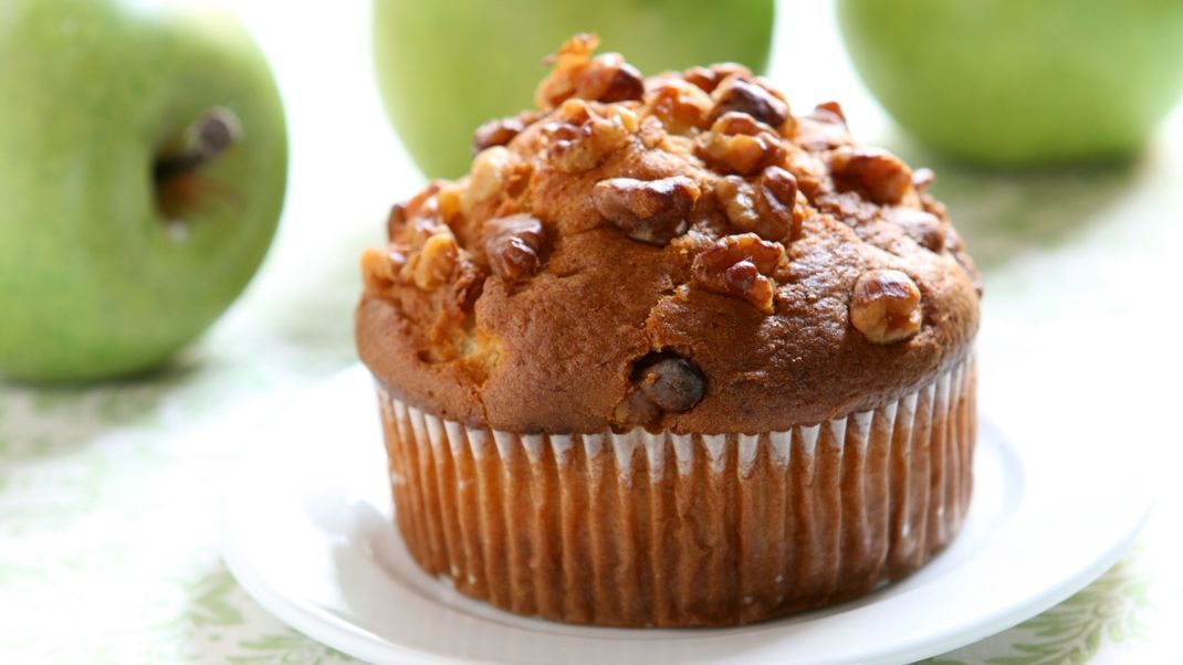 Gesund, lecker und perfekt für den nächsten Geburtstag, sind diese Apfel-Muffins mit Walnüssen.