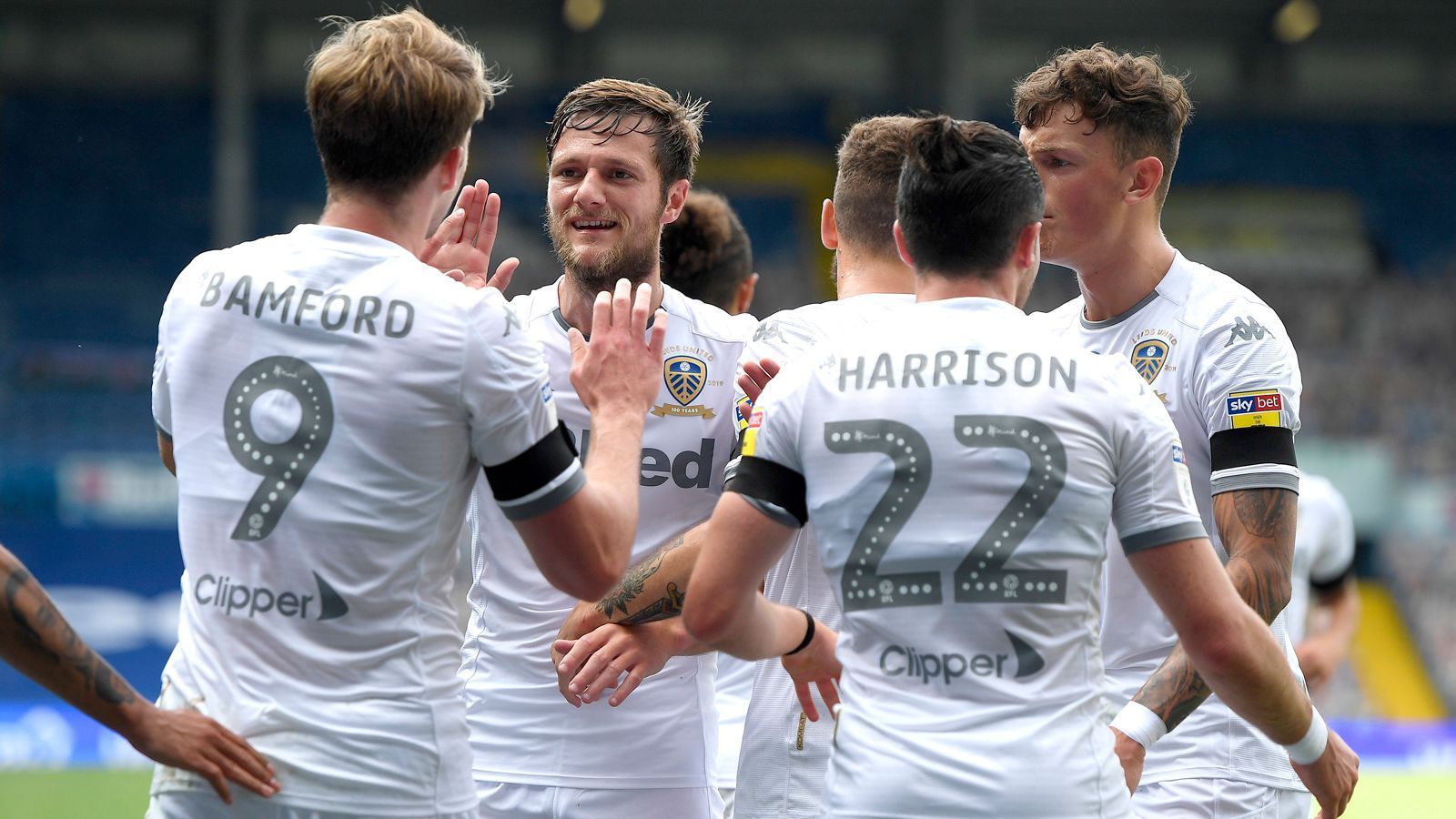 
                <strong>Leeds United (England)</strong><br>
                Nach 16 Jahren in der zweithöchsten Spielklasse kehrt der englische Traditionsklub Leeds United als Meister der Championship zurück in die Premier League. Nachdem die Mannschaft von Trainer Marcelo Bielsa in der Vorsaison in den Playoff-Halbfinalspielen gegen Derby County den Kürzeren zog, ließ der frühere Champions-League-Halbfinalist in der Spielzeit 2019/20 nichts mehr anbrennen und stand sogar schon vorzeitig als Meister fest. Ein wichtiger Faktor im Aufstiegsrennen war Stürmer Patrick Bamford (li.), der in 45 Spielen 16 Tore erzielte. Nicht einmal eine achtwöchige Sperre für Stammkeeper Kiko Casilla wegen der rassistischen Beleidigung eines Gegenspielers konnte Leeds im Aufstiegsrennen zurückwerfen. Nach der Rückkehr in die Premier League geistern Namen möglicher Neuzugänge durch die Medien. So könnten wohl James Milner oder Ex-Nationalkeeper Joe Hart nach Leeds kommen.
              