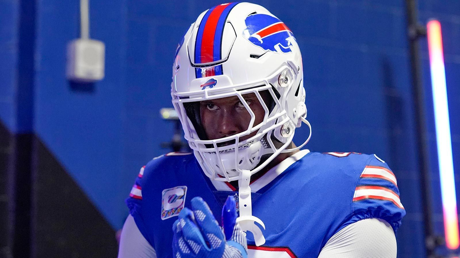 
                <strong>Platz 9: Von Miller – Buffalo Bills </strong><br>
                &#x2022; Ranking im vorigen Jahr: 6.<br>&#x2022; Statistiken in der Saison 2022: 8 Sacks, 21 Total Tackles, 1 Forced Fumble<br>
              