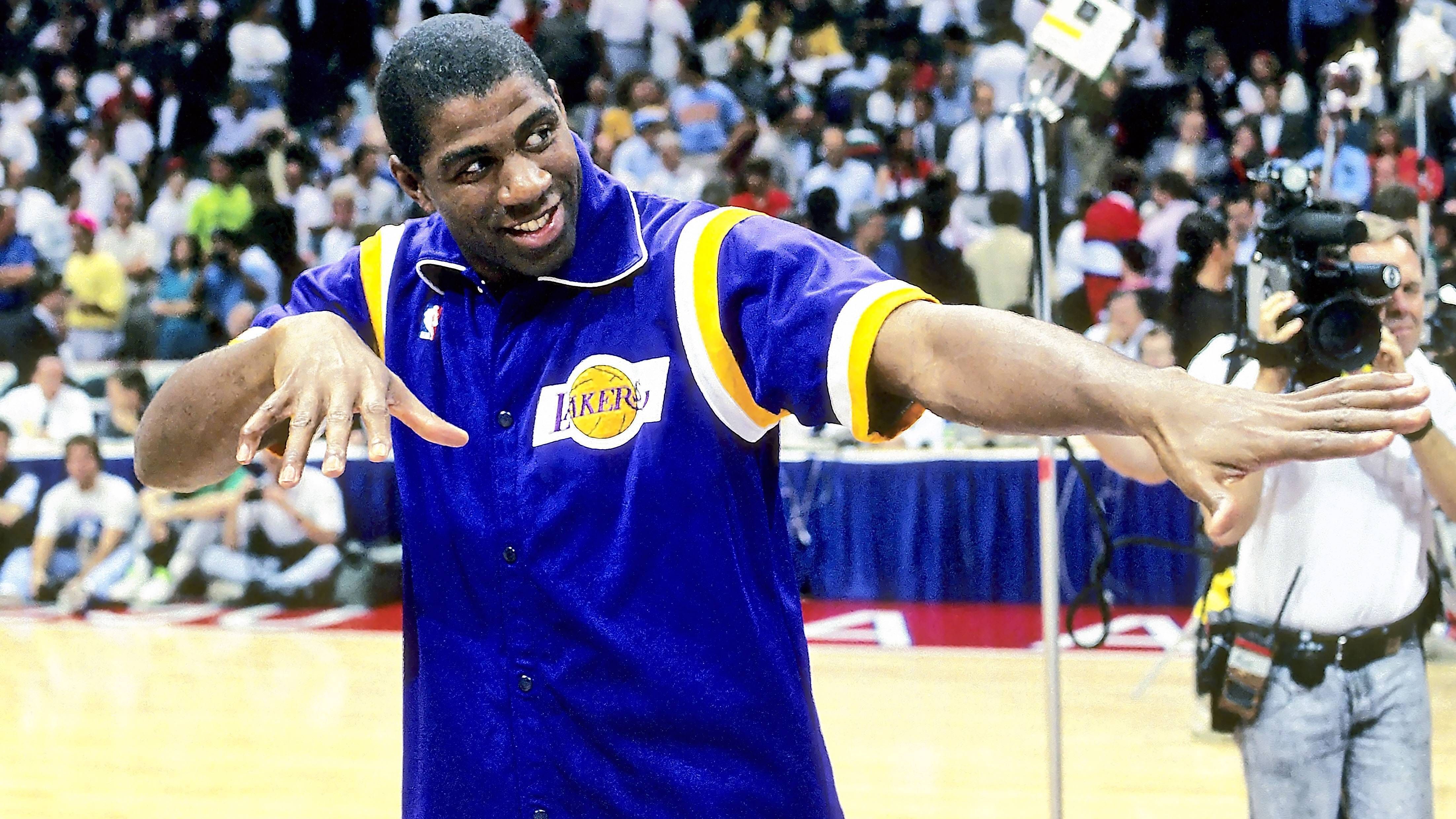 <strong>Magic Johnson</strong> <br>In seiner ersten Saison in der NBA wurde Magic Johnson bereits Champion. Und wie! In Spiel 6 der NBA Finals fiel Kareem Abdul-Jabbar aus, weswegen der Point Guard als Center der Los Angeles Lakers auflief. Gegen die Philadelphia 76ers legte er <strong>42 Punkte, 15 Rebounds und sieben Assists</strong> auf und verhalf den Kaliforniern zum 123:107. Diese Statline als Rookie ist einfach monströs.