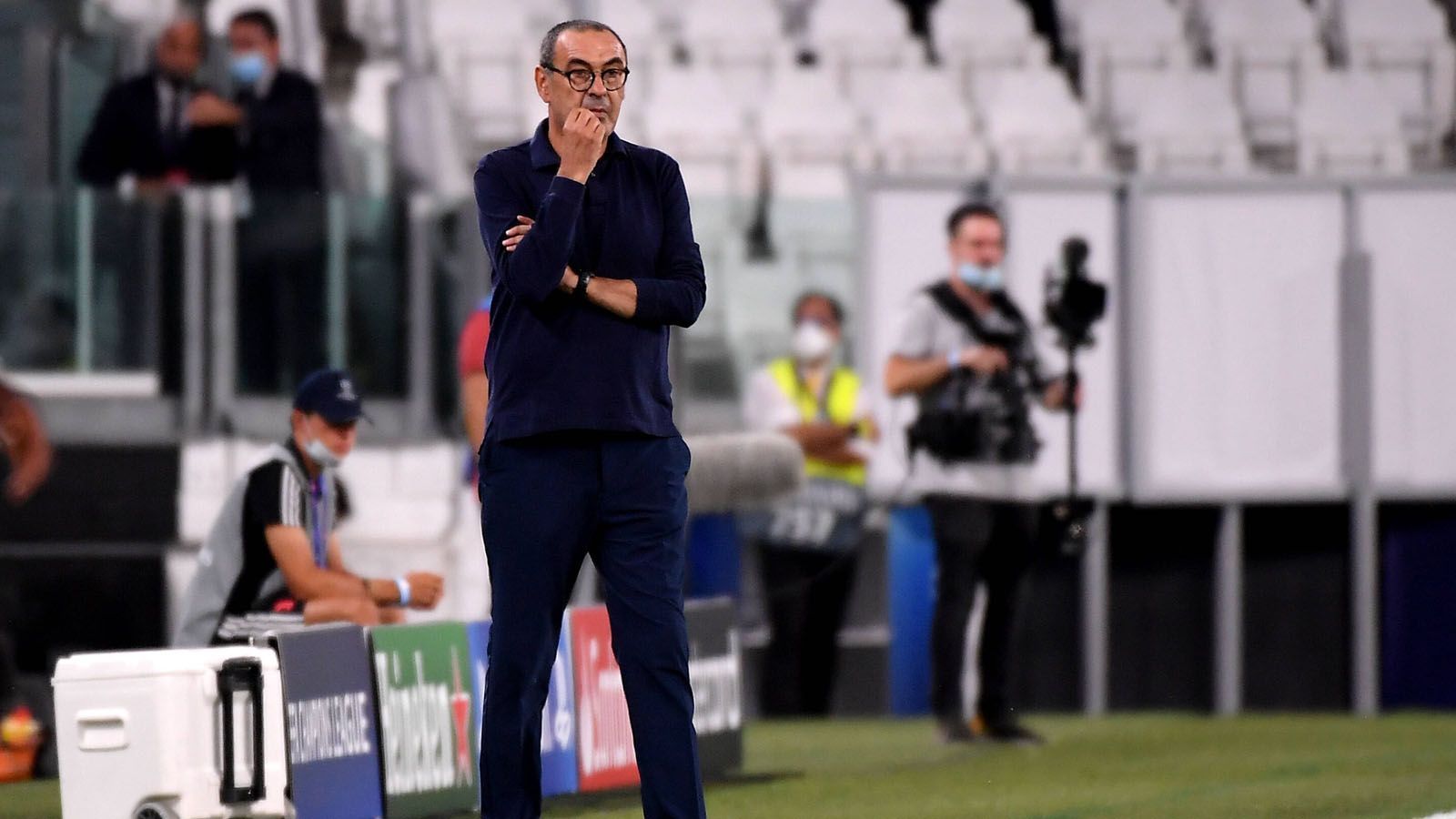 
                <strong>Maurizio Sarri</strong><br>
                Seit seinem Aus bei Juventus Turin ist Sarri ohne Job. Der Italiener war außer in der Serie A bereits in England beim FC Chelsea als Coach tätig. Neben seiner erfolgreichen Arbeit wurde Sarri vor allem durch seinen hohen Zigarettenkonsum berühmt.
              