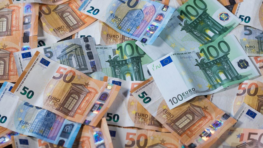 Mecklenburg-Vorpommern, Lützow: Zu sehen sind Euro-Geldscheine mit unterschiedlichen Werten.