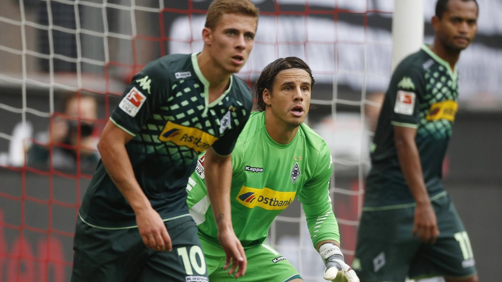 
                <strong>Borussia Mönchengladbach</strong><br>
                Yann Sommer und Thorgan Hazard könnten noch gehen und ordentlich Geld in die Kasse spülen. Auch Patrick Herrmann, Fabian Johnson oder Josip Drmic zählen zu den Abschiedskandidaten. Sportdirektor Max Eberl sollte sich zudem auf die Suche nach einem Nachfolger für den in die Jahre gekommenen und verletzungsanfälligen Raffael begeben.
              