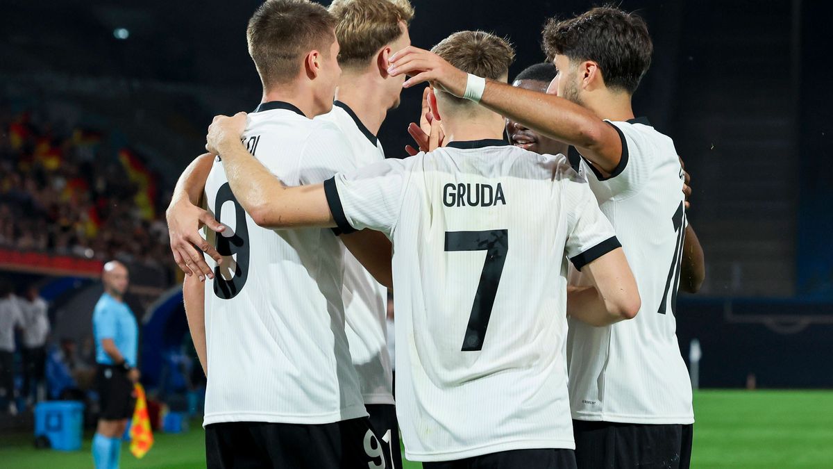 Nicolo Tresoldi (Germany) bejubelt seinen Treffer mit den Teamkollegen, UEFA Under21 Championship 2027 - Qualification Group F, Germany U21, U 21 vs Latvia U21, Ostseestadion am 09. September 2025 ...
