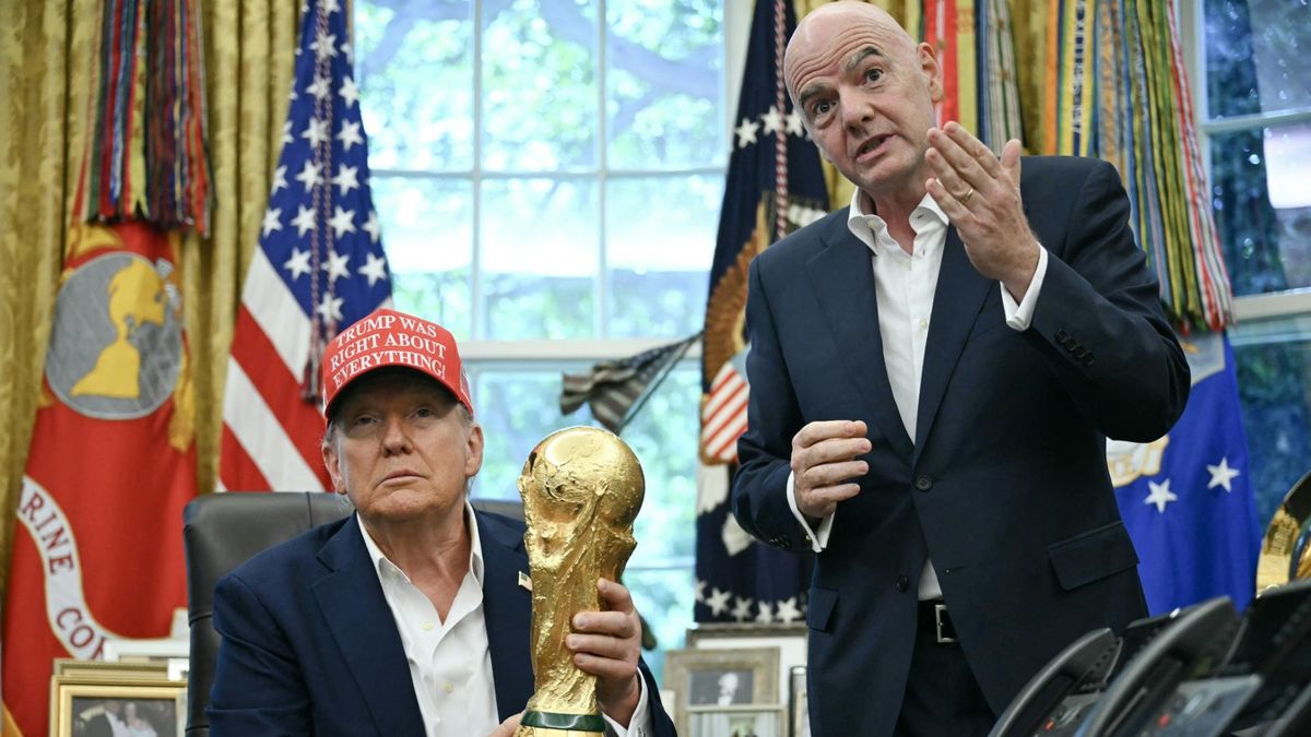 Trump (l.) posiert neben Infantino mit der WM-Trophäe