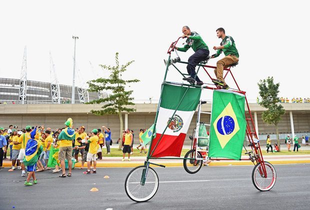 
                <strong>Verrückt, sexy, skurril: Fans in Brasilien</strong><br>
                Diese beiden Mexiko-Fans gelangen auf ihre ganz eigene Weise zum Estadio Castelao. Das Tolle an dem Fahrrad: Man kann immer die aktuelle Partie einhängen und hat eine besonders gute Rundumsicht.
              