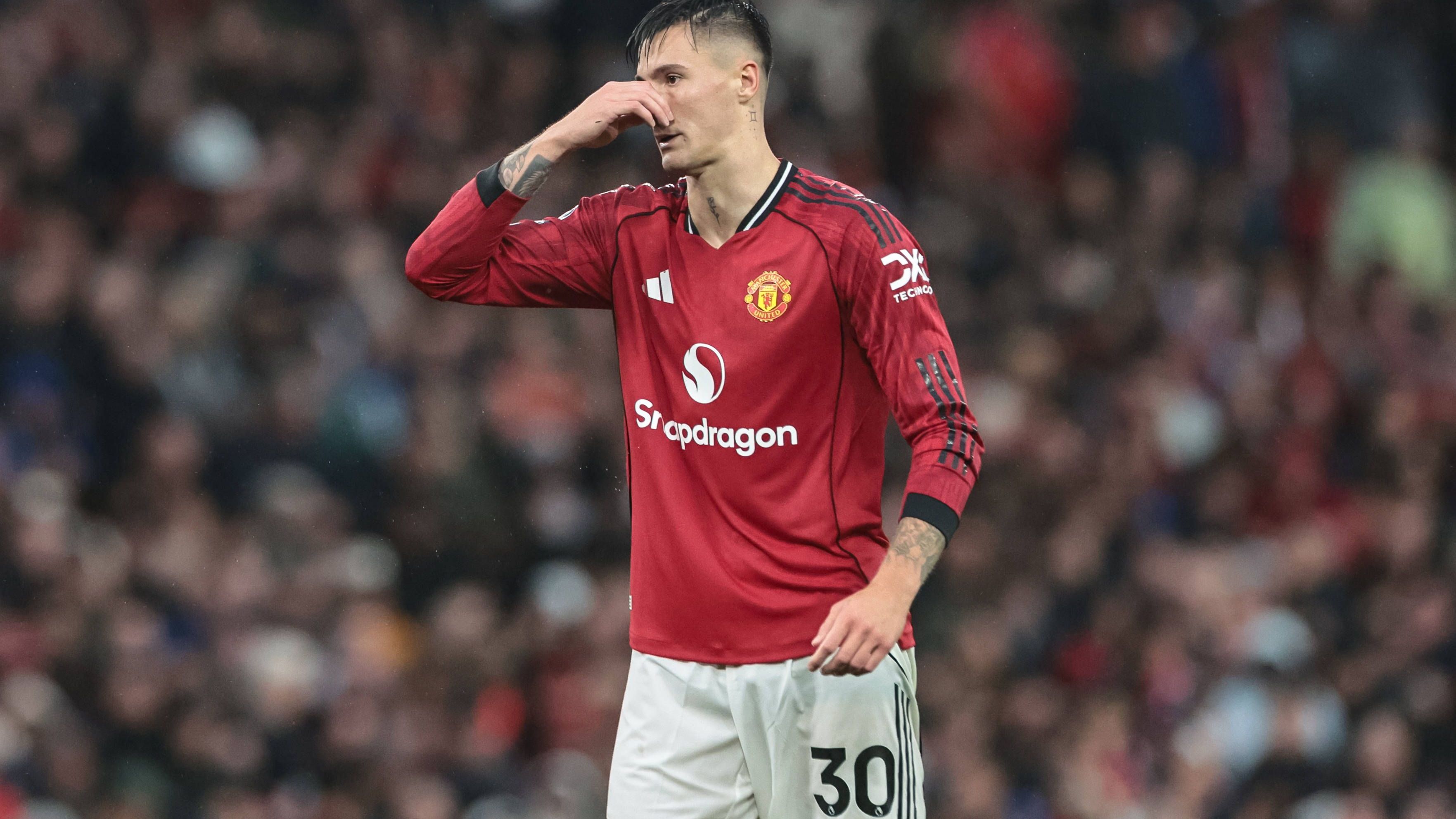 <strong>Benjamin Sesko (Manchester United)</strong><br>Die Spieler, die in den letzten Jahren bei Manchester United ihr Glück fanden, kann man wohl an einer Hand abzählen. Auch für Benjamin Sesko läuft es noch nicht rund. Nach sechs Spielen steht der 22-Jährige noch ohne Tor und Vorlage da. Sesko ist auch noch kein Stammspieler und durfte in der Liga nur einmal länger als 45 Minuten auf dem Platz stehen. Da muss noch mehr kommen.