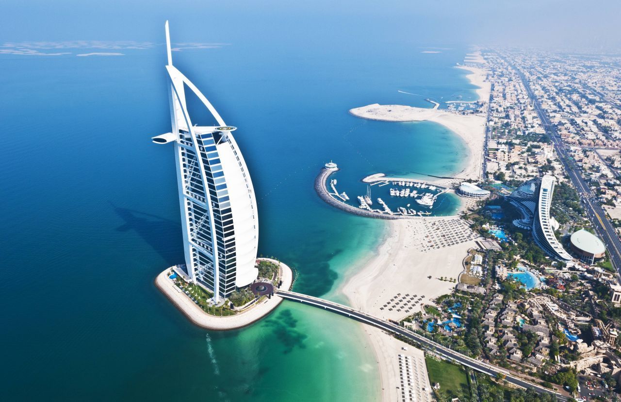 Fünf Sterne bekommt ein Hotel, wenn es den höchsten Ansprüchen genügt. Das segelförmige "Burj al Arab" wird inoffiziell mit sieben Sternen bewertet - dank all seinem Luxus. Zur Dekoration der Innenräume wurden 8.000 Quadratmeter Blattgold verarbeitet, bei den 202 Zimmern handelt es sich um Suiten, die zwischen 169 und 780 Quadratmeter messen. Eine Übernachtung in der "Royal Suite" kostet weit über 20.000 Dollar. Gästen stehen