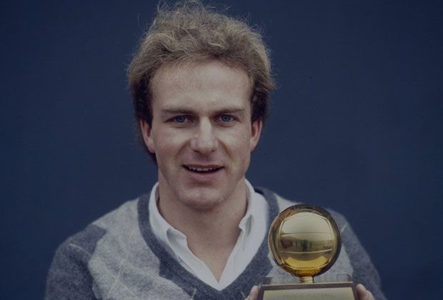
                <strong>Karl-Heinz Rummenigge (1980, 1981)</strong><br>
                Karl-Heinz Rummenigge wird 1980 und 1981 zwei Jahre in Folge zum besten Spieler Europas ausgezeichnet. In dieser Phase gilt er als einer der besten Spieler der Welt und wird unter anderem zwei Mal Deutscher Meister, zwei Mal Bundesliga-Torschützenkönig und Europameister in Italien.
              