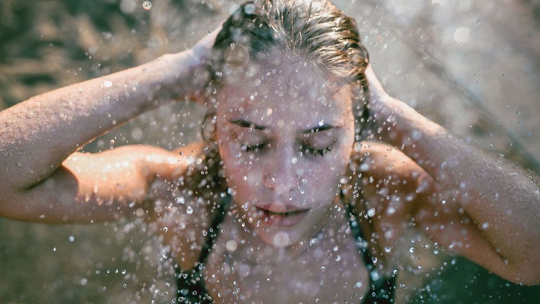 Haare waschen nur mit Wasser? Ja, das ist möglich. Auf was Ihr dabei aber achten solltet, und welche Pflegemethoden wir euch empfehlen, verraten wir im Beauty-Artikel.