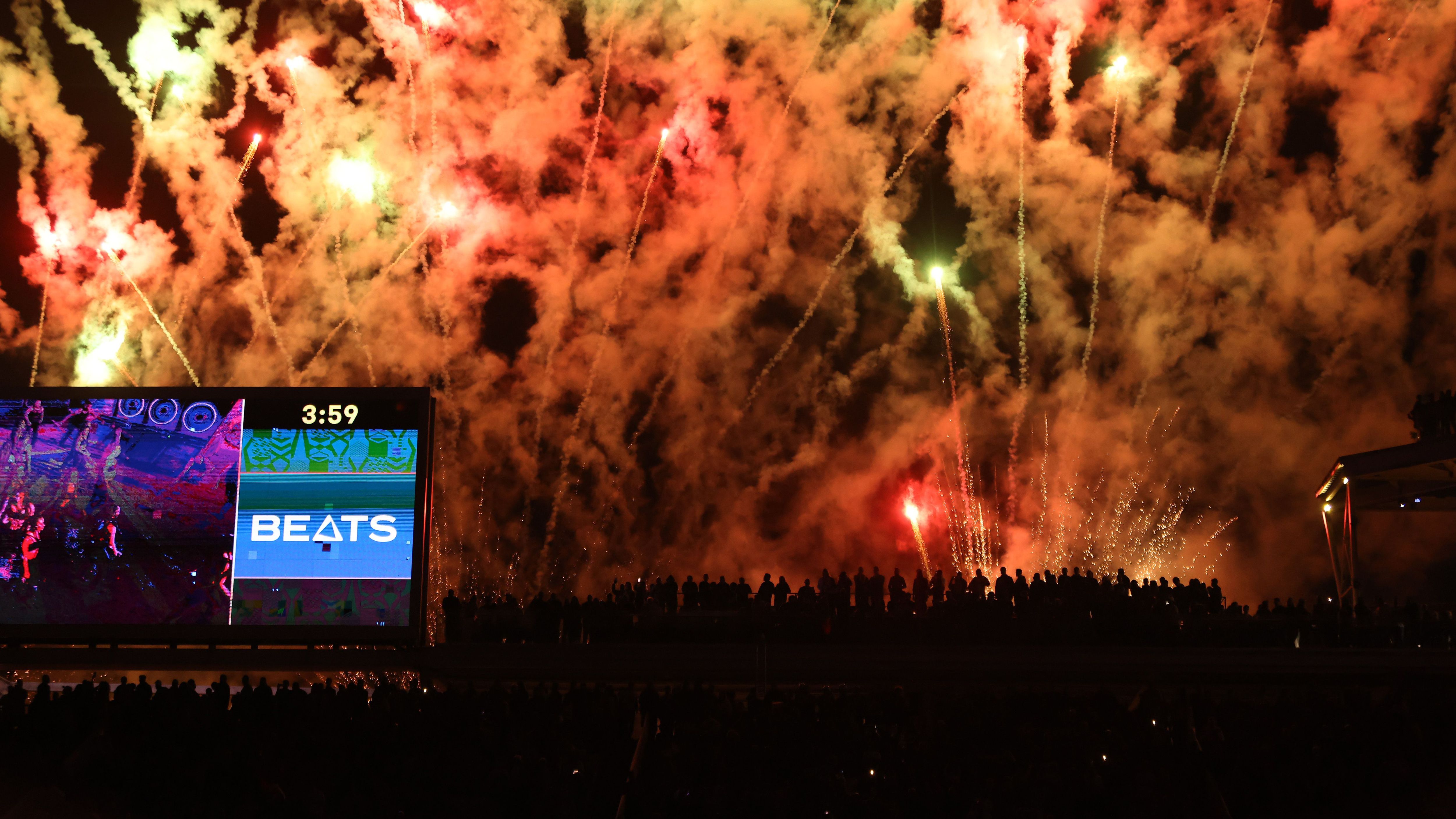 <strong>Pyrotechnik...</strong><br>Im Anschluss an Anittas Halftime-Show zündeten die Brasilianer noch ein ordentliches Feuerwerk.