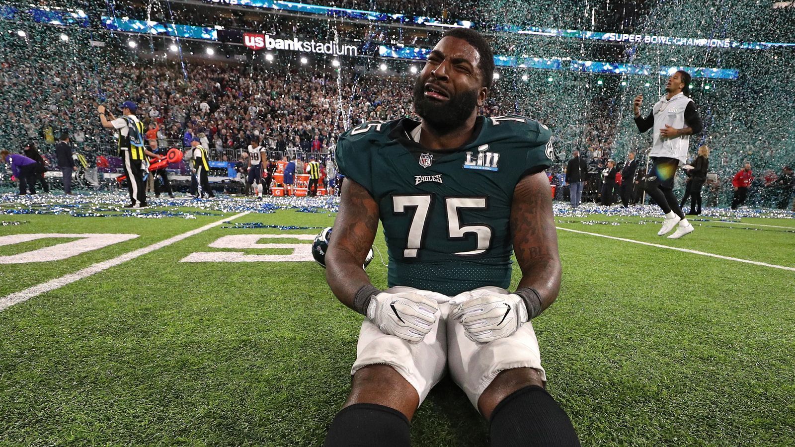 
                <strong>Vinny Curry</strong><br>
                Vinny Curry ist der bulligste Defensive End im Eagles-Roster. Der 31 Jahre alte Routinier kam in der Offseason aus Tampa Bay zurück zu den Eagles, die ihn im Draft 2012 gepickt hatten. 2017 war Curry in der Titelsaison bei den Eagles noch gesetzt, um dann bei den Bucs Zahltag zu haben. Unter deren neuem Coach spielte Curry aber keine Rolle mehr. Bei den Eagles hat er nun einen Einjahresvertrag. Er spielt also um einen neuen, besser dotierten Vertrag. Als Rotationsspieler dürfte er in der kommenden Saison auf viele Snaps kommen.
              