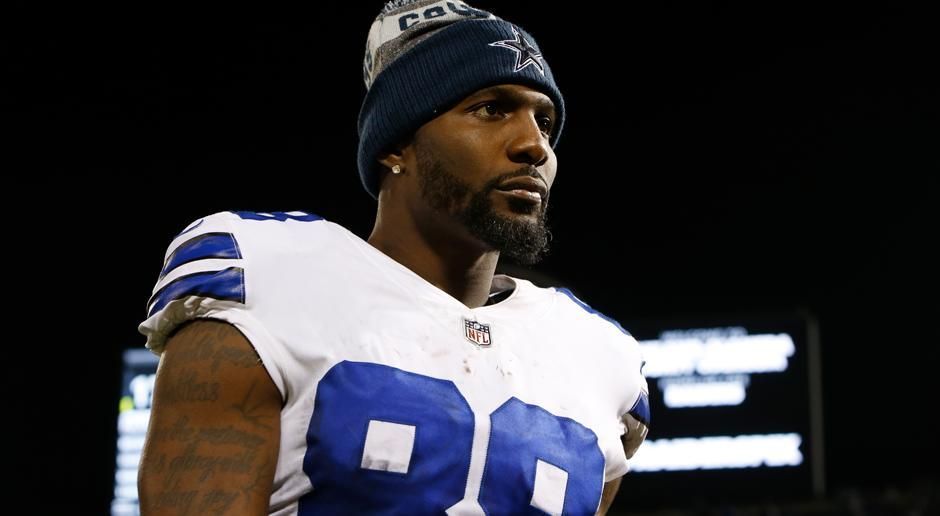
                <strong>Dez Bryant (Wide Receiver, Dallas Cowboys)</strong><br>
                Grundgehalt 2018: 12,5 Millionen DollarMit insgesamt 16,5 Millionen Dollar würde Dez Bryant 2018 gegen den Cap Space der Dallas Cowboys zählen. Ziemlich viel Geld für einen Spieler, der seit 2014 nicht mehr an die 1.000 Yards oder 10 Touchdowns rangekommen ist. Zuletzt wurde über eine mögliche Gehaltskürzung spekuliert, doch der 29-Jährige will darüber nichts wissen. "Ich habe noch kein Wort davon gehört", kommentiert Bryant nüchtern.
              