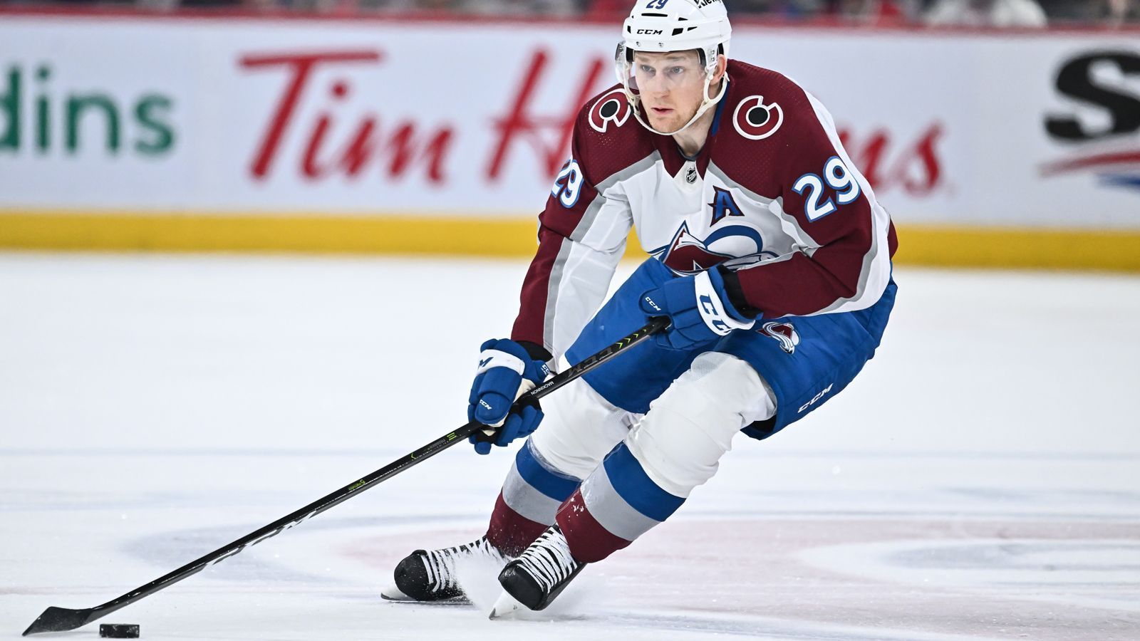 
                <strong>Colorado Avalanche</strong><br>
                Auch der Titelverteidiger ist in der K.o.-Runde dabei. Die Colorado Avalanche ist nicht mehr aus den ersten drei Plätzen der unglaublich engen Spitze der Central Division zu verdrängen. Die Truppe um Starspieler Nathan MacKinnon gewann im Vorjahr zum dritten Mal nach 1996 und 2001 den Stanley Cup.
              