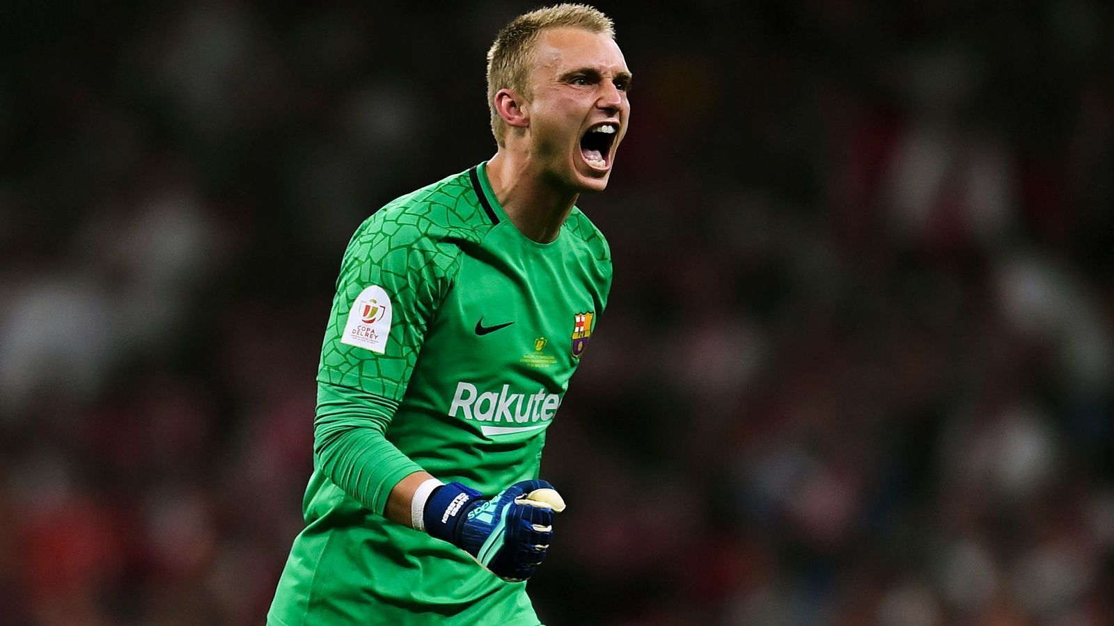 
                <strong>Jasper Cillessen (FC Barcelona)</strong><br>
                Mit einem großen Teil der Bravo-Millionen holte Barca nach dessen Abgang den Niederländer Jasper Cillessen als neuen Konkurrenten für ter Stegen. Der frühere Ajax-Schlussmann konnte sich jedoch in den zurückliegenden zwei Jahren nicht gegen den Deutschen behaupten und darf höchstens mal im Pokal ran. Trotz nur 21 Pflichtspiel-Einsätzen in zwei Jahren, ist Cillessen immer noch die Nummer 1 im Tor der Nationalmannschaft. Der Vertrag des 29-Jährigen läuft bei den Katalanen noch bis 2021, doch schon zuletzt gab es in mehreren, aufeinanderfolgenden Transferperioden Gerüchte, wonach Cillessen seinem Reservisten-Dasein in Barcelona in Form eines Transfers entfliehen könnte.
              